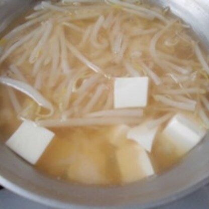 お鍋の写真でごめんなさい(＾＾；
豆腐ともやしのお味噌汁、美味しいよね～❤
ところで、北陸の雪はどうですか？また寒くなるらしいよね。(´･ω･`)